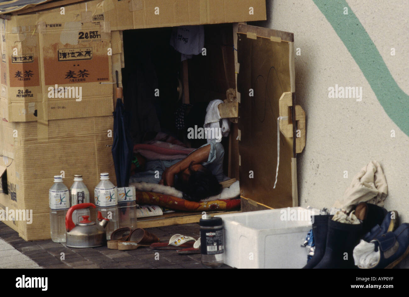 japan-honshu-tokyo-homeless-man-living-in-a-cardboard-box-shelter-AYP0YF.jpg