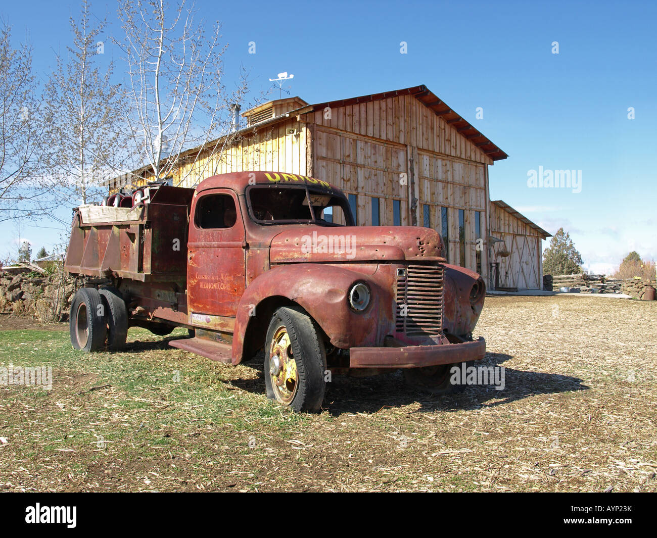 USA OREGON TERREBONNE A circa 1945 International dump truck at a ranch near Terrebonne Stock Photo