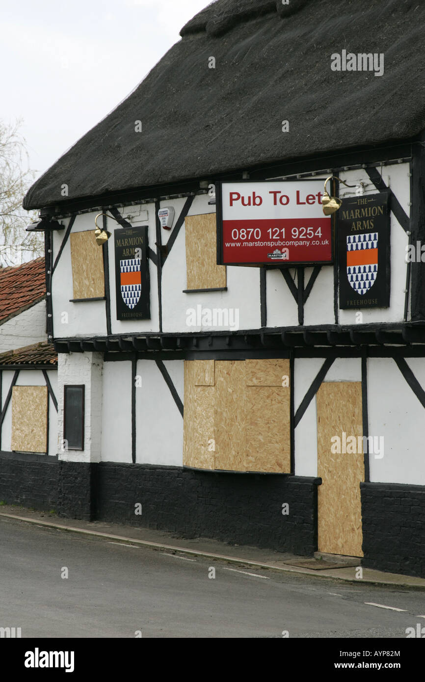 Village Pub Boarded Up And To Let Stock Photo