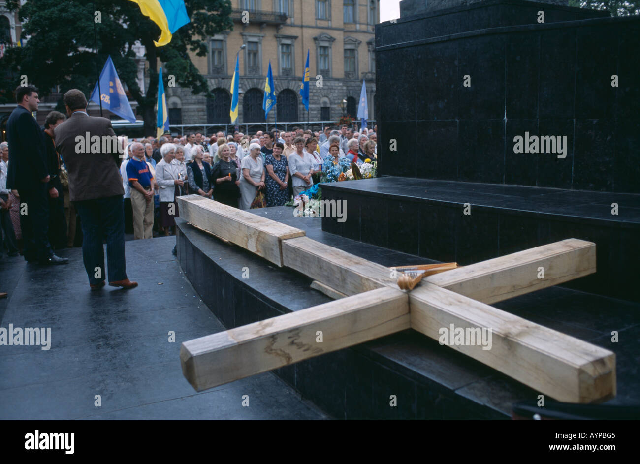 UKRAINE Central Asia Lvov Large wooden cross lays flat in front of crowd dedicated to Gulag victims of Lviv forced labour camp Stock Photo