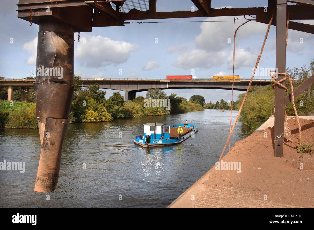 A BARGE LOADED WITH SAND AND GRAVEL LEAVING THE CEMEX DOCK AT RIPPLE QUARRY GLOUCESTERSHIRE Stock Photo