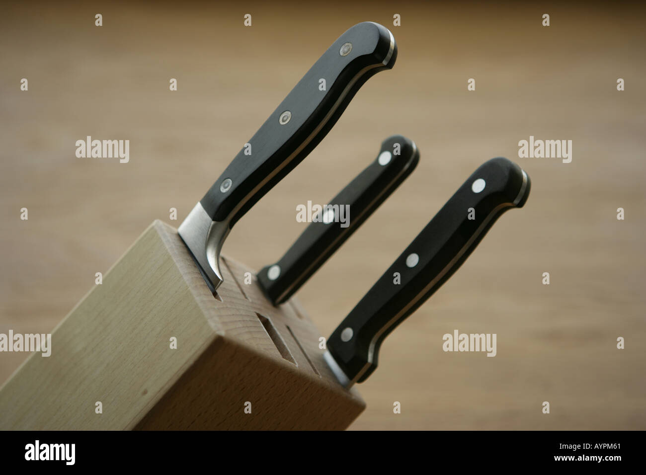 https://c8.alamy.com/comp/AYPM61/three-knives-kept-in-a-knife-holder-AYPM61.jpg