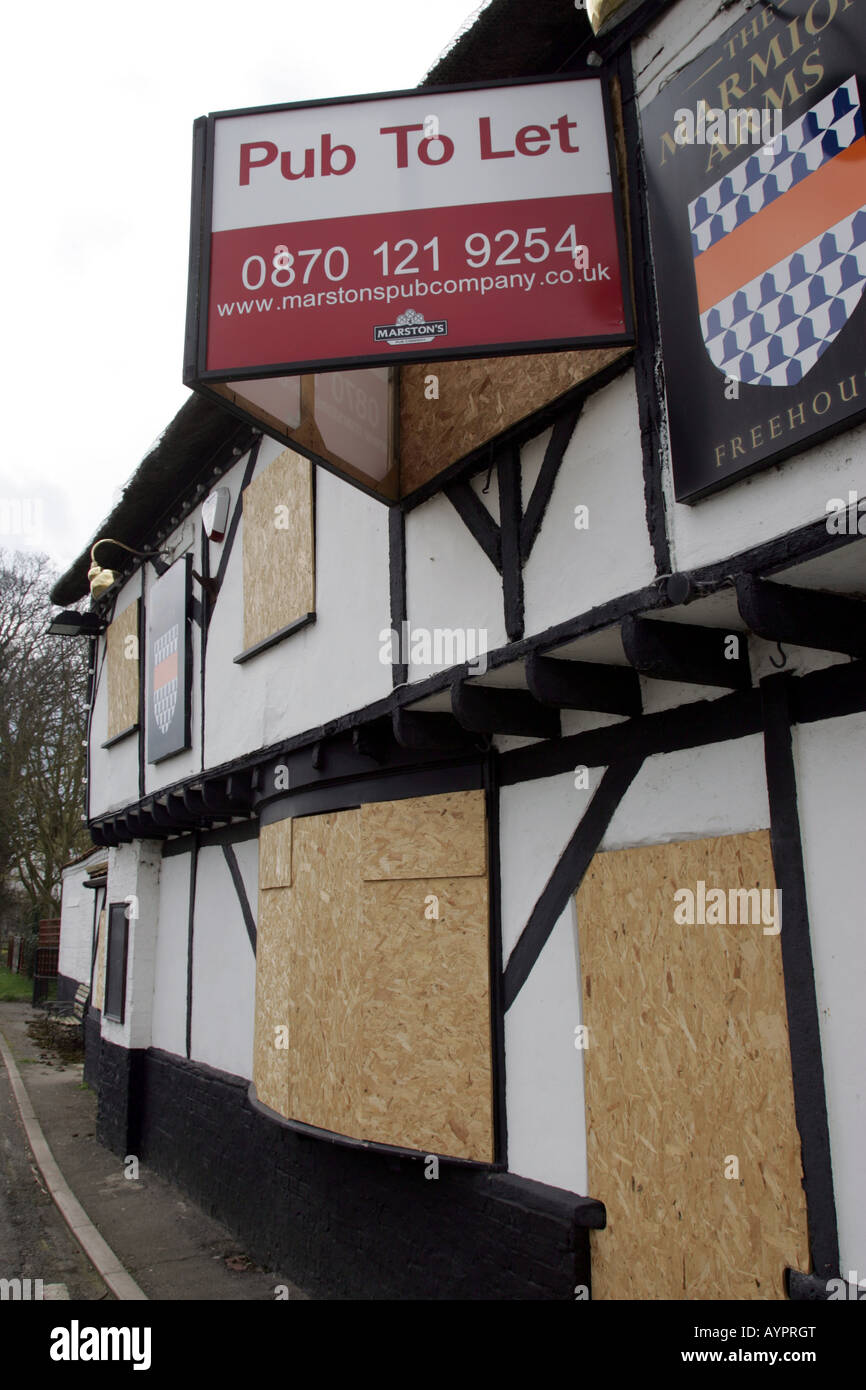 Village Pub Boarded Up And To Let Stock Photo
