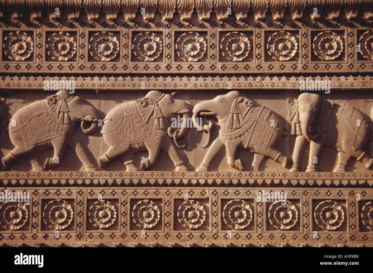 Carved Teak Lintel Panel From Madhya Pradesh - 19th Century Carved Teak Lintel Panel From Madhya Pradesh - 19th Century