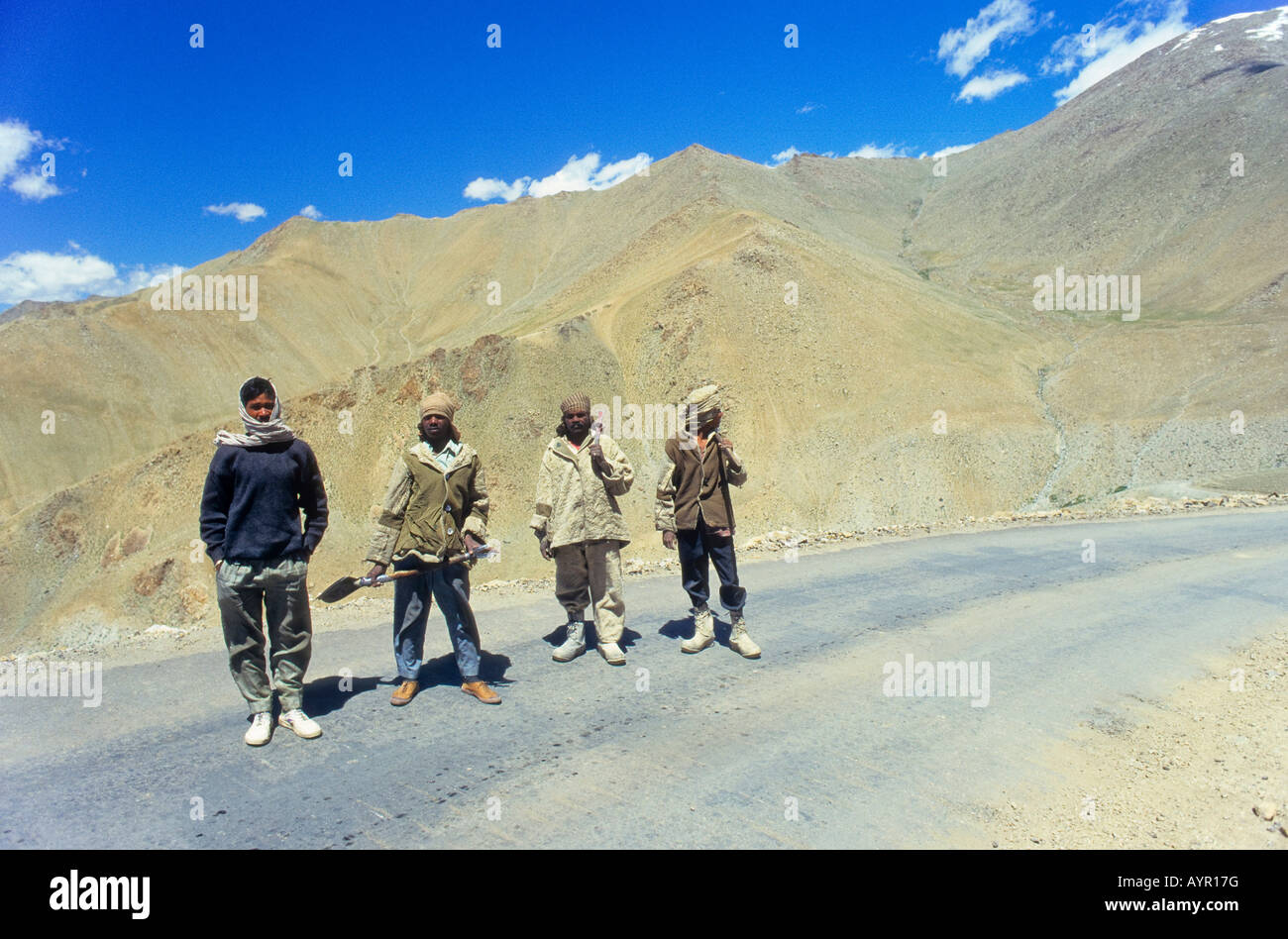 Road workers on the main highway between Kashmir and Ladakh, India Stock Photo