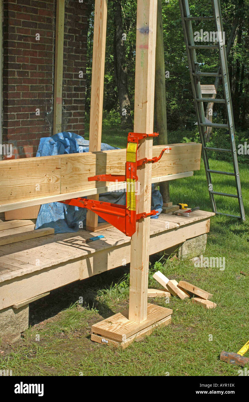 Jack used to raise wooden beam, physics lever fulcrum weight force balance, Ohio USA historic preservation carpenter tools Stock Photo