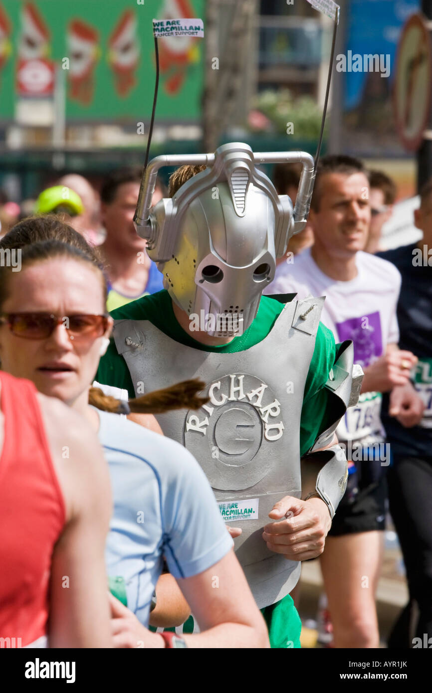 Runner dressed as a Cyberman, Flora London Marathon 2007, Shadwell, East London, England, UK Stock Photo