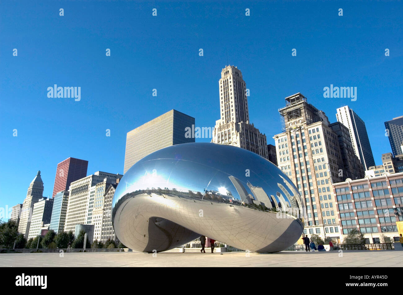 METAL STAINLESS STEEL CHROME BEAN  SCULPTURE WITH SKYSCRAPER SKYLINE  IN BACKGROUND MILLENNIUM PARK CHICAGO UNITED STATES OF A Stock Photo