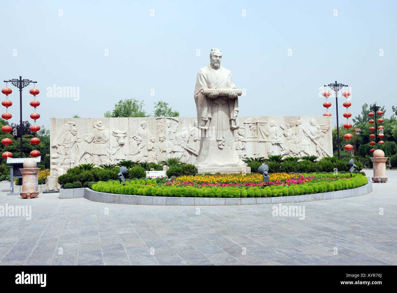 Statue of Zhang Zeduan a famous painter of the Song Dynasty plus a mural at the entrance of Milleneum City Park Kaifeng Henan Stock Photo