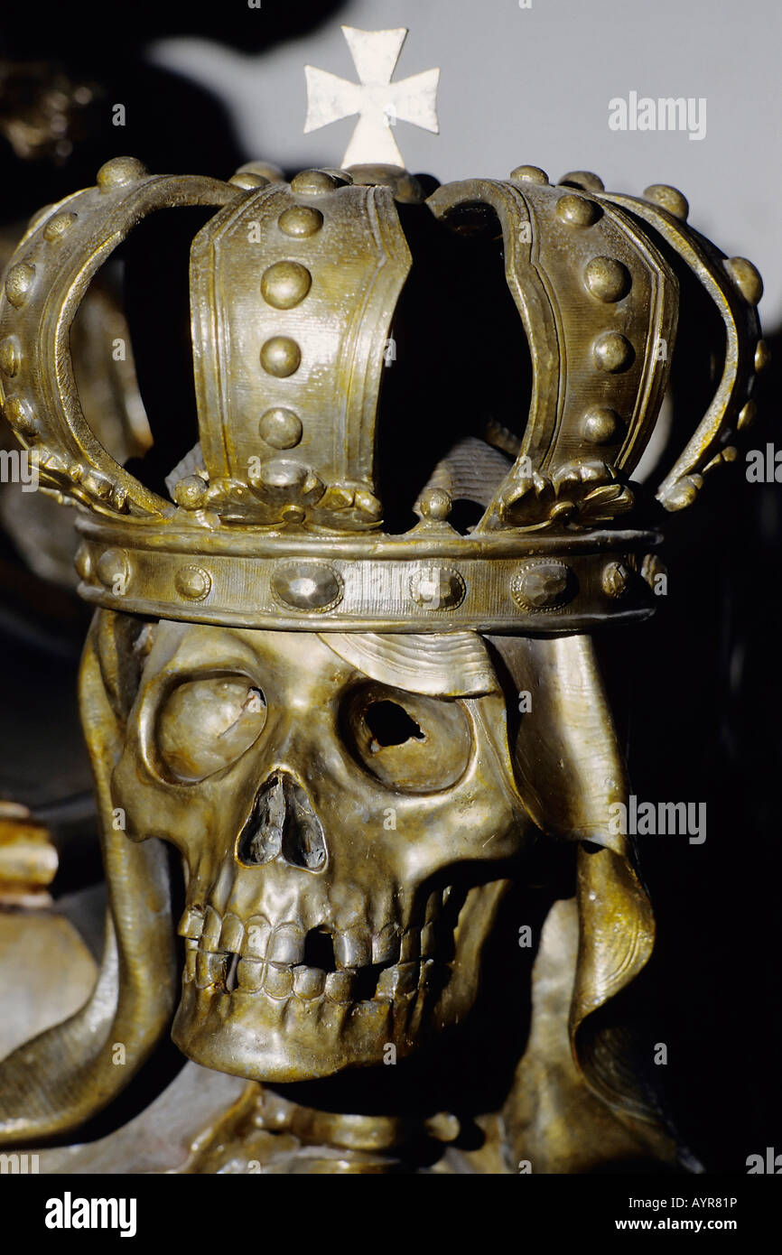 Sculpture of a crown-wearing skull at the Kaisergruft (Imperial Crypt), Kapuzinerkirche (Church of St. Mary of the Angels), Vie Stock Photo