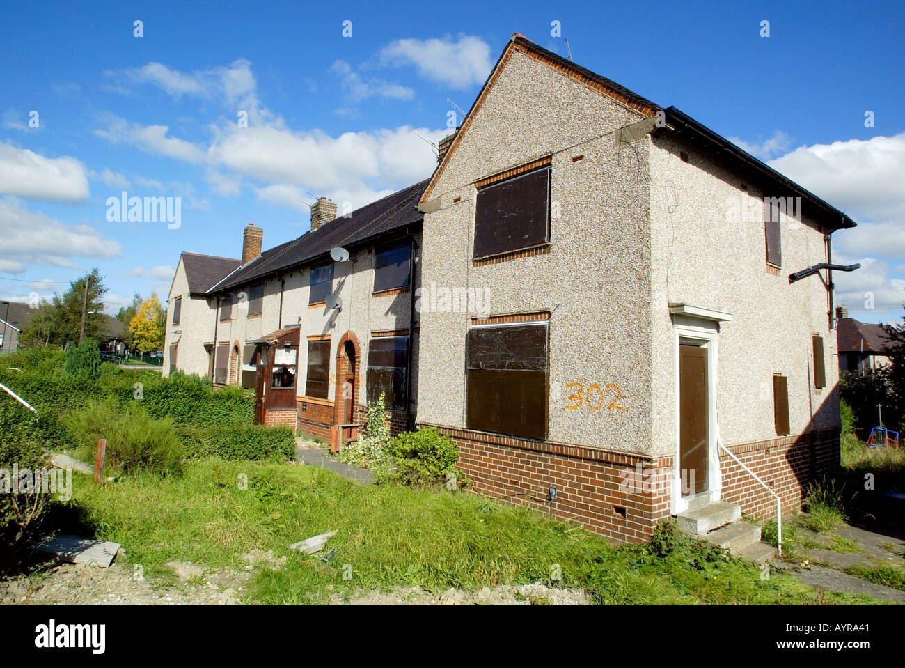 Derelict row empty terrace houses hires stock photography and images