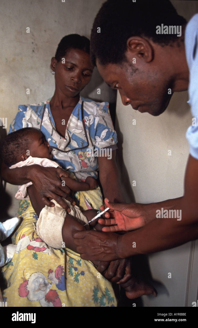 Malawi Doctor innocculating child Stock Photo