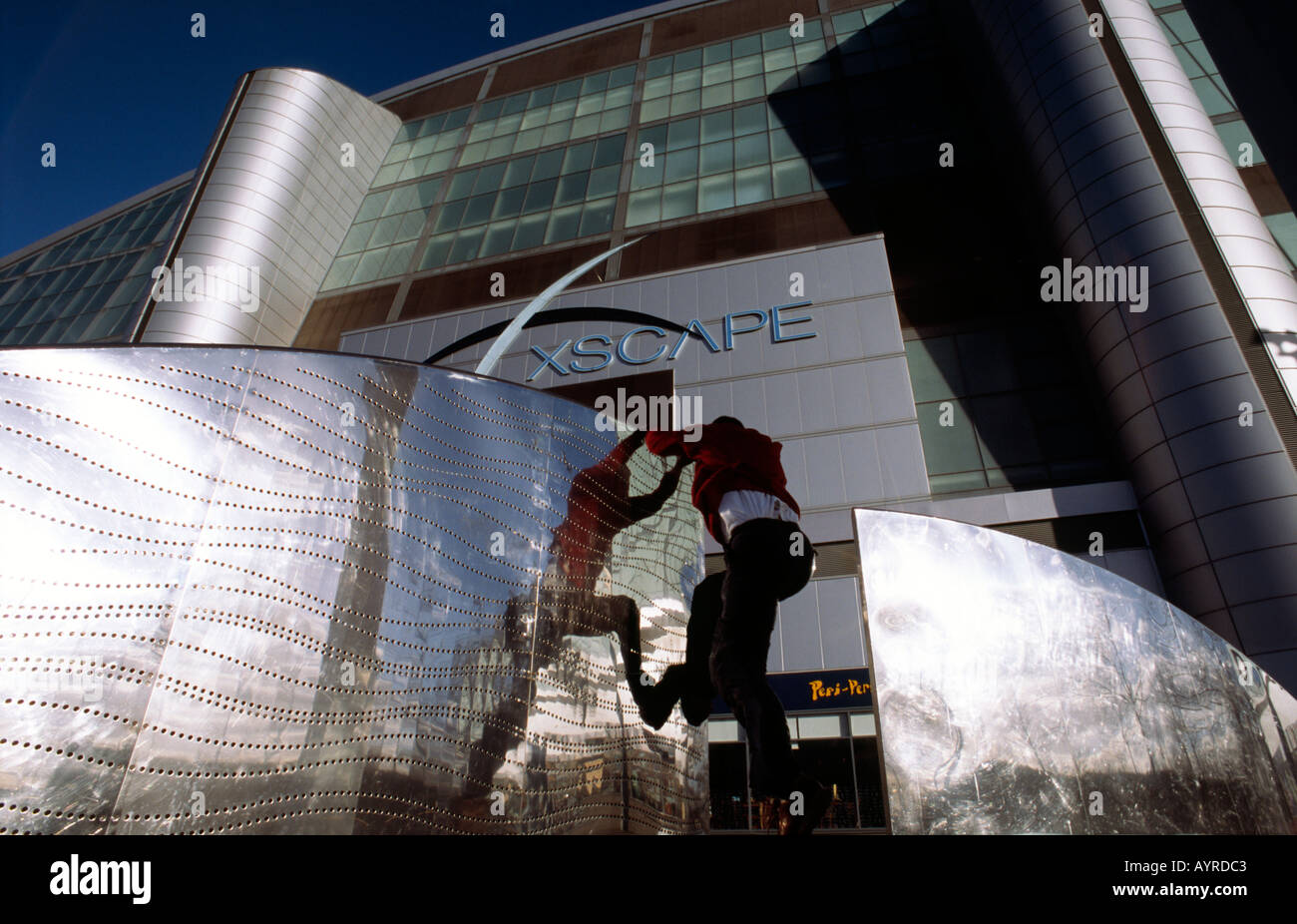 PICTURE CREDIT DOUG BLANE Doug Blane practicing Le Parkour climbing freerunning outside the Xscape snow dome Central Milton Keyn Stock Photo