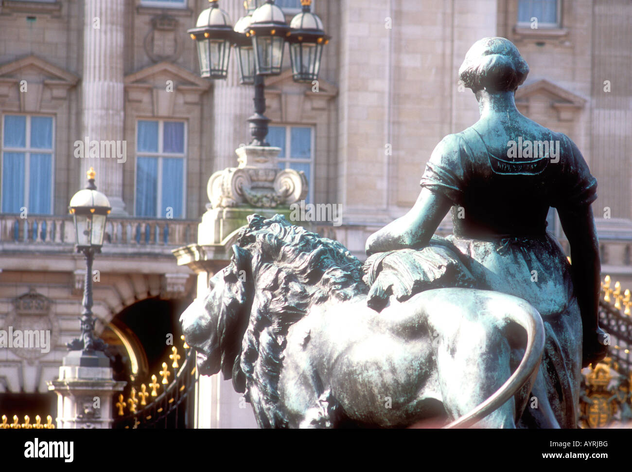 Buckingham Palace London statue Stock Photo - Alamy