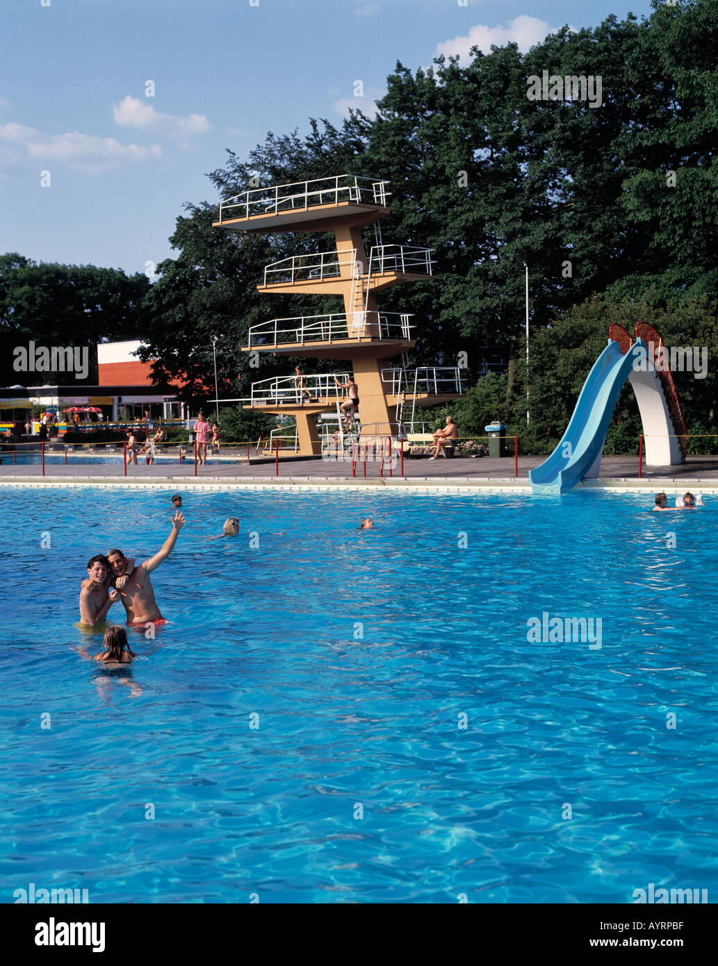 Kinder haben Spass im Schwimmbad, Verden an der Aller, Niedersachsen Stock Photo