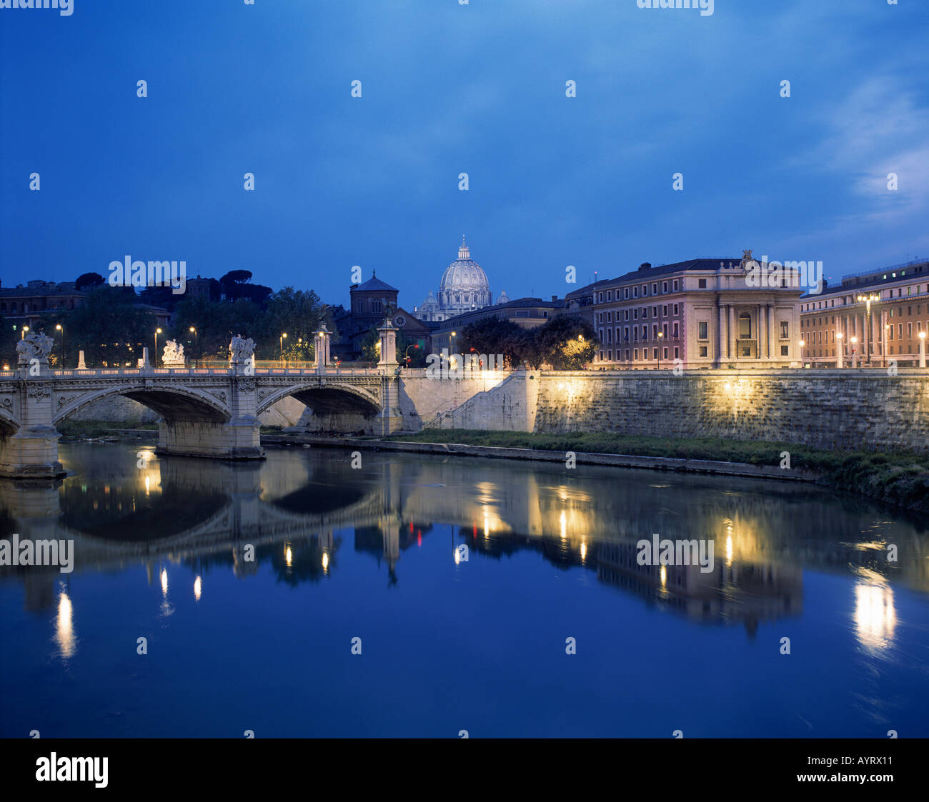 Tiberbruecke mit Peterskirche in Rom und im Vatikan bei Nacht Stock Photo