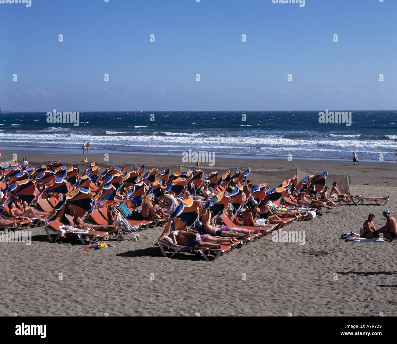 Spain, Gran Canaria, Canary Islands, E-Maspalomas, E-Playa del Ingles, beach, sea, deck-chairs, sunshades, tourists Stock Photo