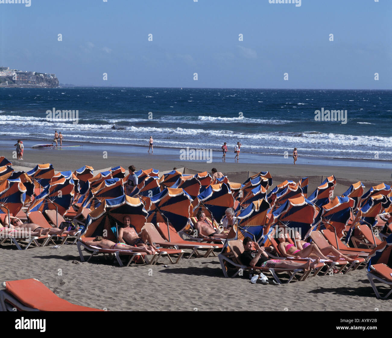 Spain, Gran Canaria, Canary Islands, E-Maspalomas, E-Playa del Ingles, beach, sea, deck-chairs, sunshades, tourists Stock Photo