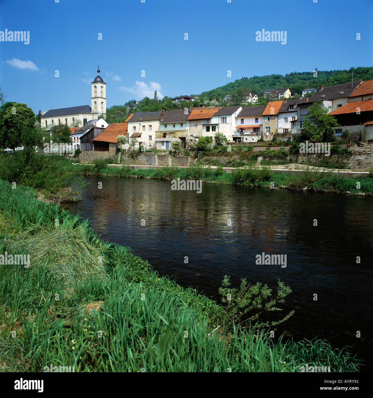 Flusslandschaft, Stadtansicht mit Sauerpromenade, Bollendorf, Sauer, Naturpark Suedeifel (Deutsch-Luxemburgischer), Rheinland-Pfalz Stock Photo