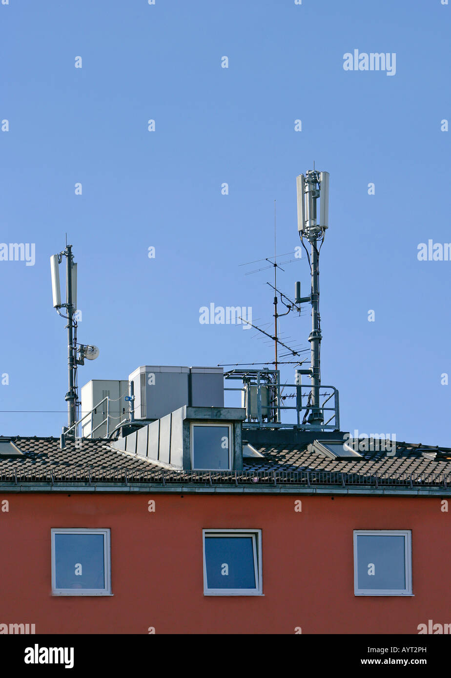 5g antenne auf einem Hausdach Stock Photo