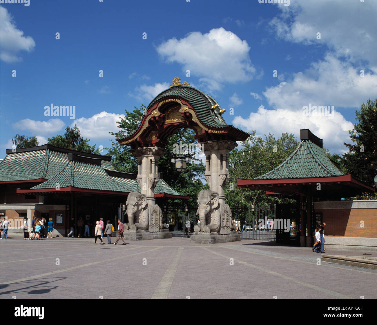 Touristen am Eingang zum Zoo, Zoologischer Garten, Tierpark, Tiergarten