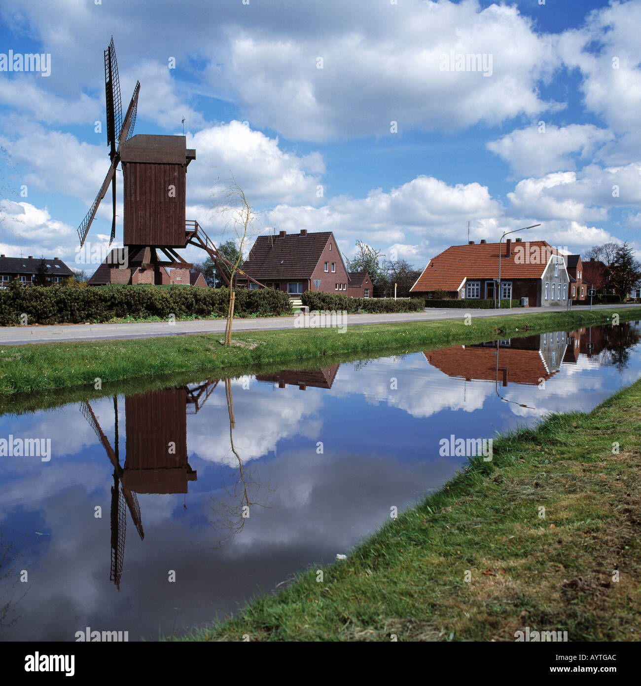 Hauptkanal mit Bockwindmuehle, Haeuser an einem Kanal, Wasserspiegelung, Papenburg, Emsland, Niedersachsen Stock Photo