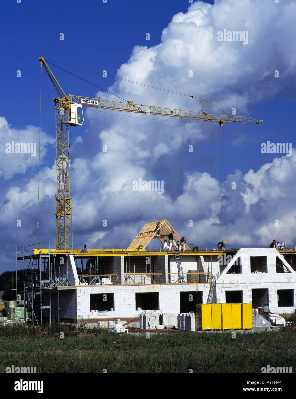 Shell Civil House Residential Building With Scaffold House Facade Stock Photo Alamy