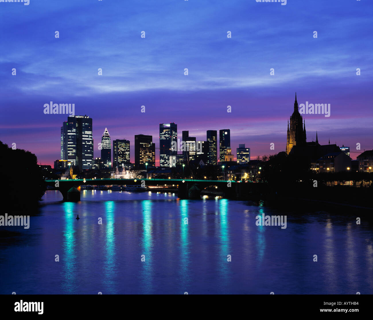 Mainpromenade bei Nacht, Panoramaaufnahme der Skyline Bankenviertel mit Messeturm, Paulskirche, Dom, Frankfurt am Main, Hessen Stock Photo