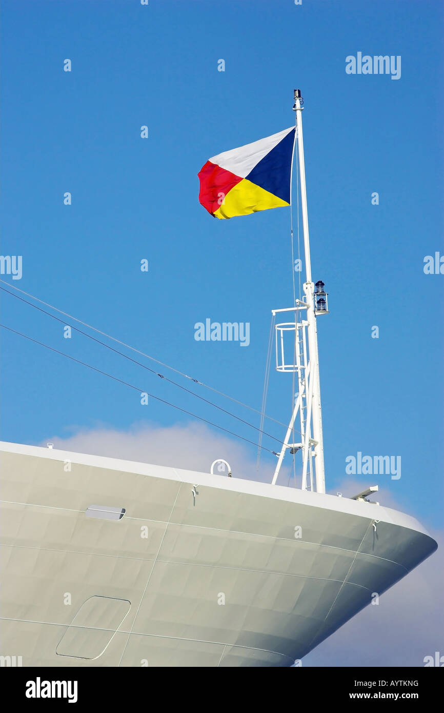 Bow of Cruise Ship with P&O flag flying Stock Photo Alamy
