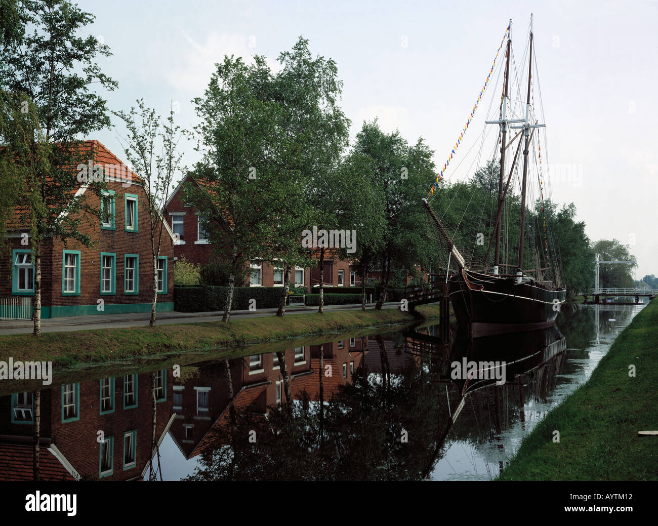 Hauptkanal mit Museumsschiff, Haeuser an einem Kanal, Papenburg, Emsland, Niedersachsen Stock Photo