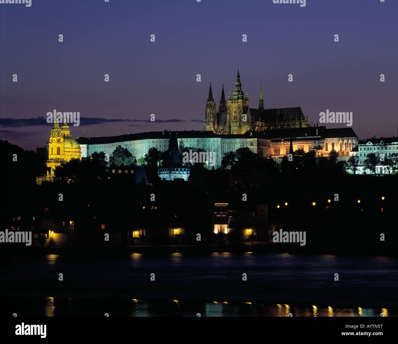 Altstadt von Prag mit Hradschin und St. Veit-Kathedrale bei Nacht Stock Photo