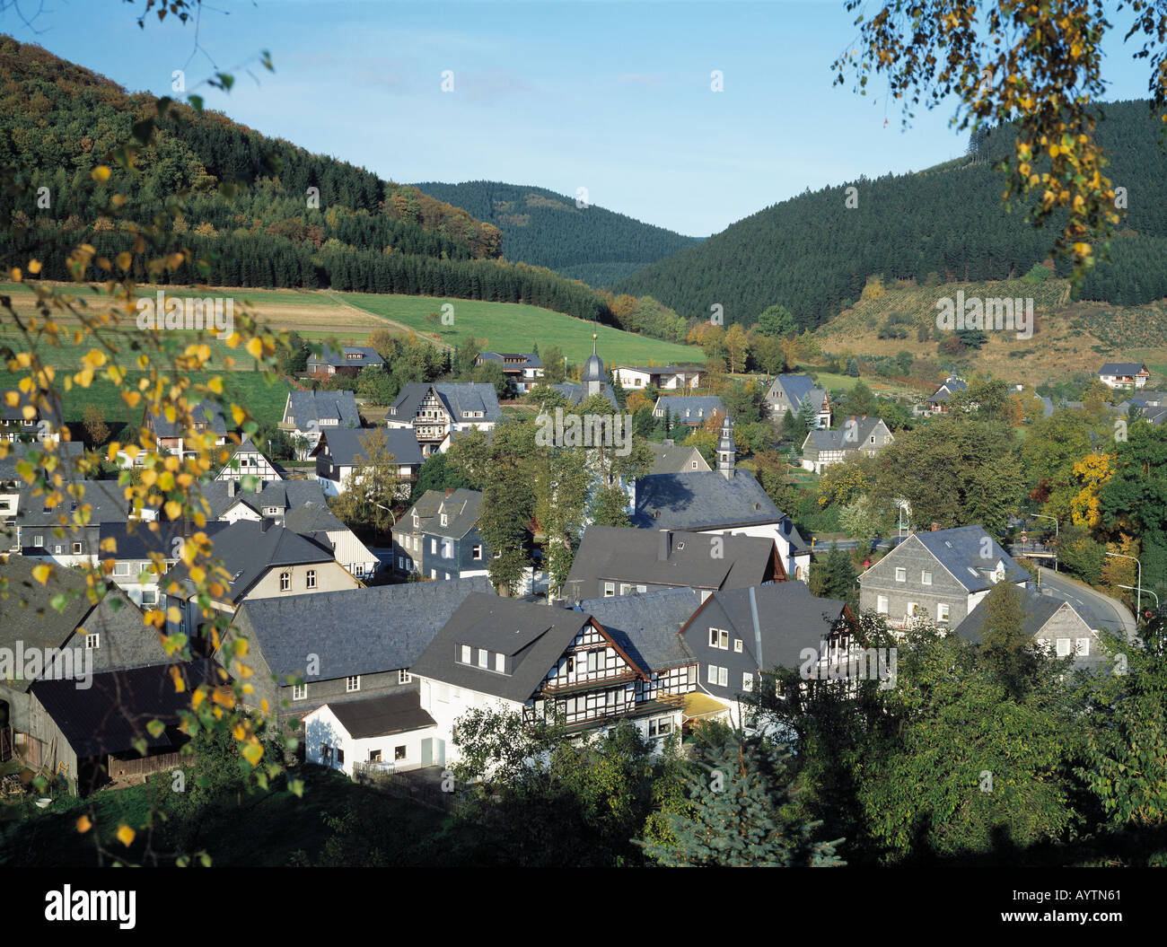 Stadtpanorama von Oberkirchen im Herbst, Schmallenberg-Oberkirchen, Naturpark Rothaargebirge, Sauerland, Nordrhein-Westfalen Stock Photo
