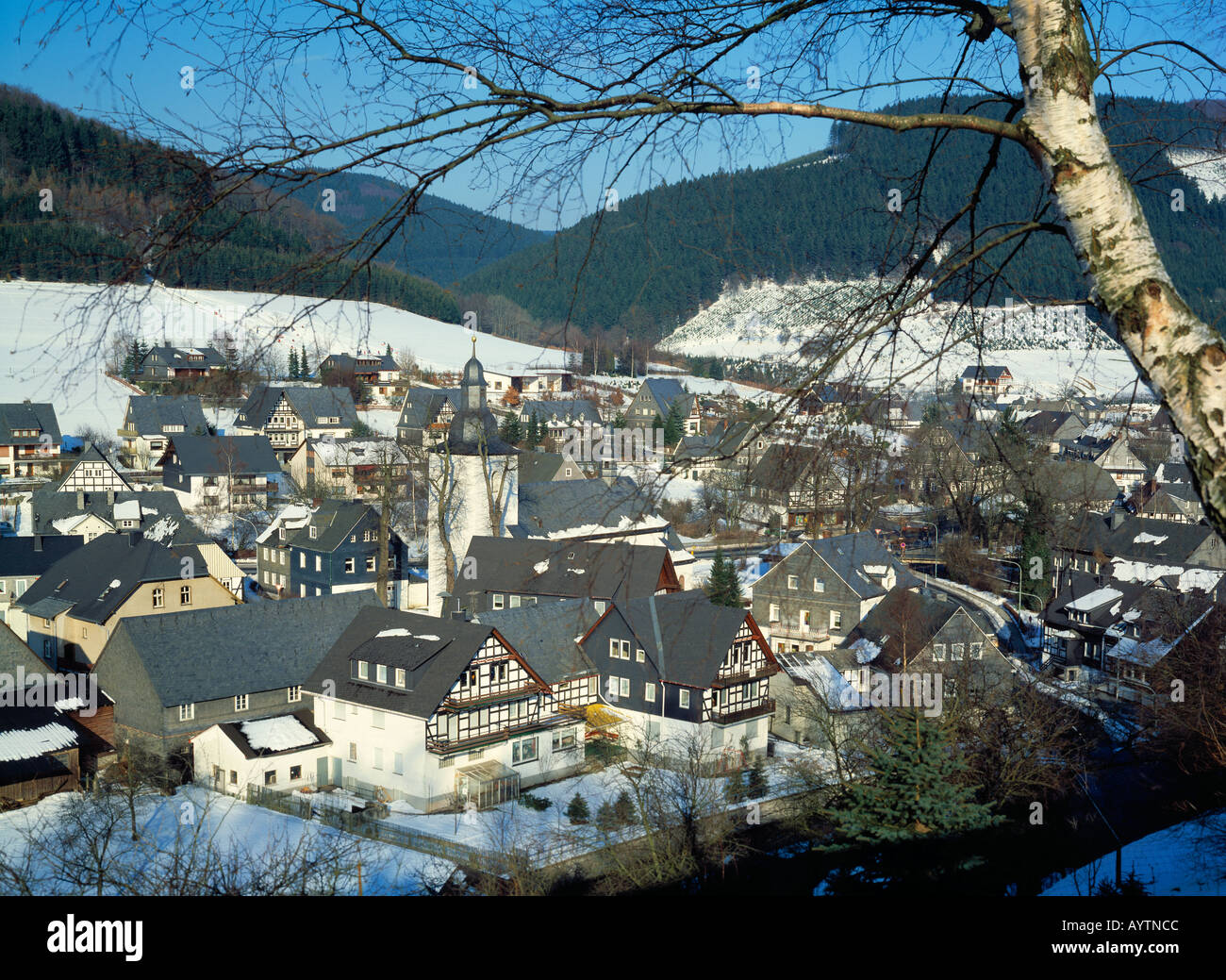 Stadtansicht im Winter, Schnee, verschneit, Schmallenberg-Oberkirchen, Naturpark Rothaargebirge, Sauerland, Nordrhein-Westfalen Stock Photo