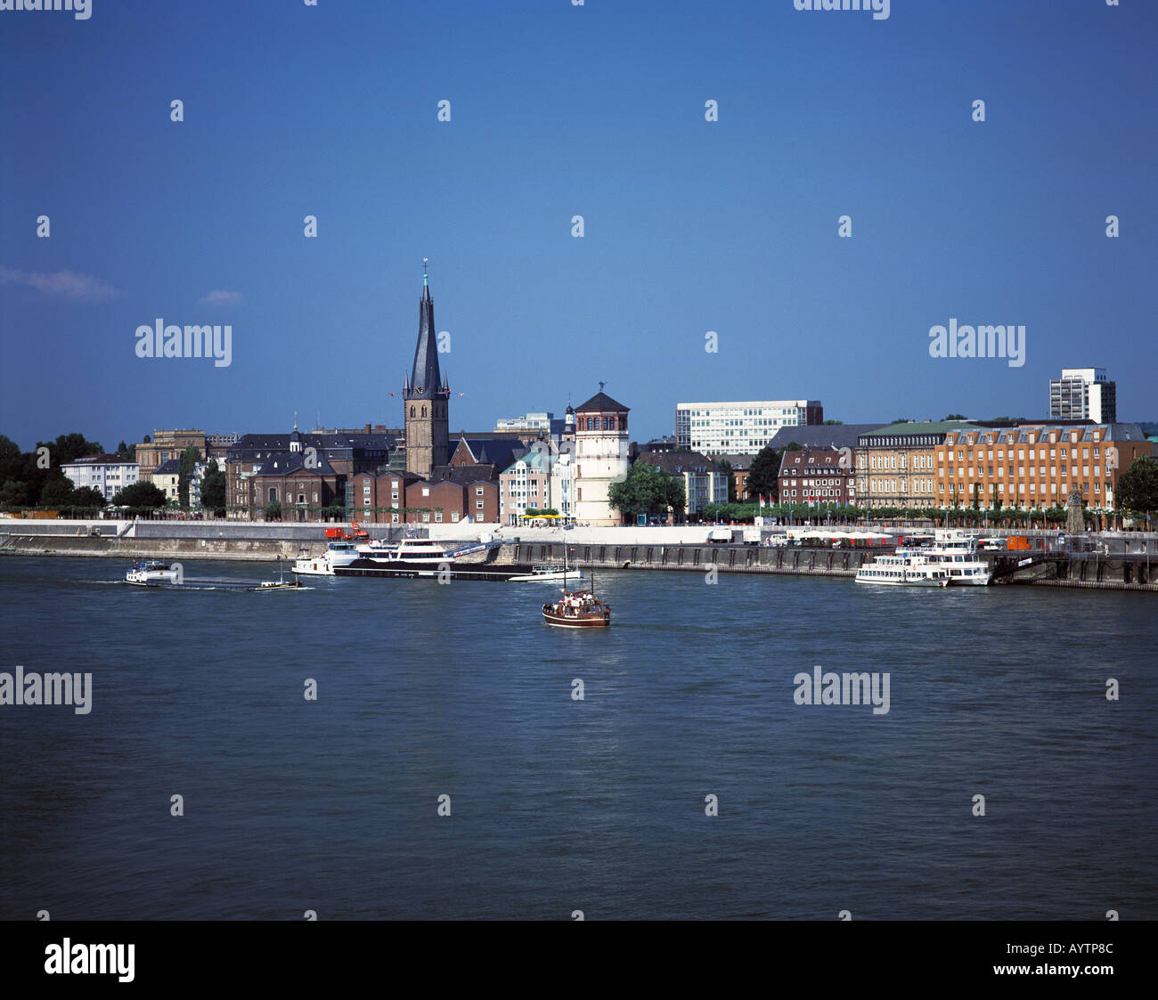 Altstadtansicht mit Rheinuferpromenade, Lambertuskirche, Schlossturm, Schiffe, Duesseldorf, Rhein, Nordrhein-Westfalen Stock Photo