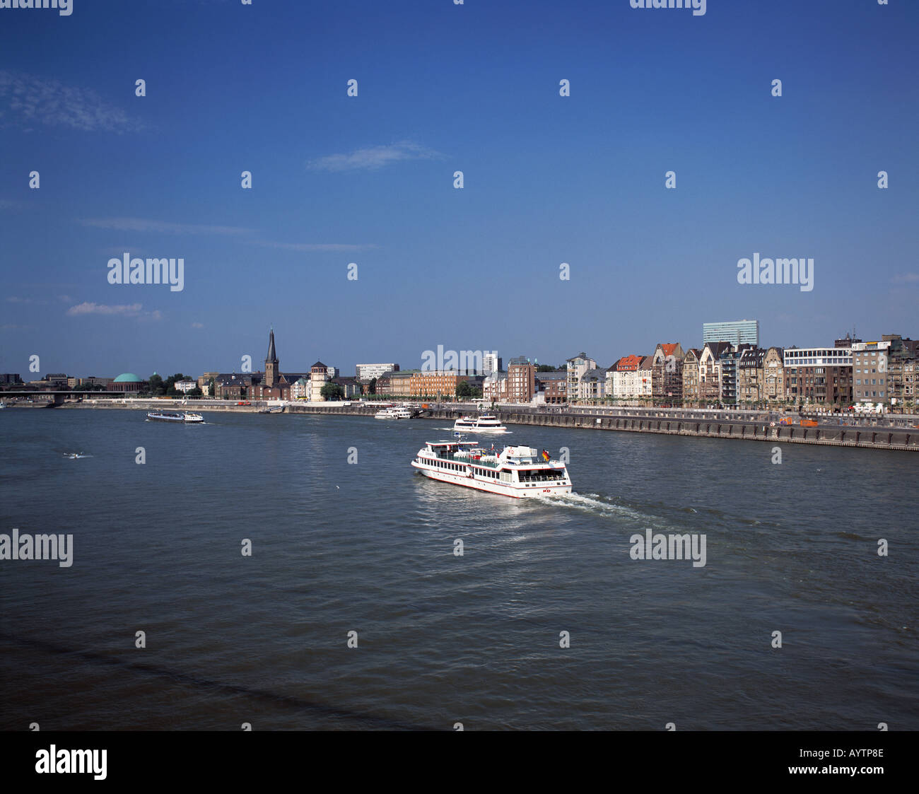 Altstadtpanorama mit Rheinuferpromenade, Lambertuskirche, Schlossturm, Ausflugsdampfer, Duesseldorf, Rhein, Nordrhein-Westfalen Stock Photo