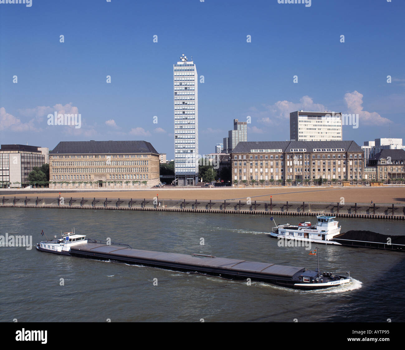 Frachtschiffe vor der Rheinuferpromenade mit Mannesmann-Verwaltung, LVA und Staatskanzlei, Duesseldorf, Rhein, Nordrhein-Westfalen Stock Photo