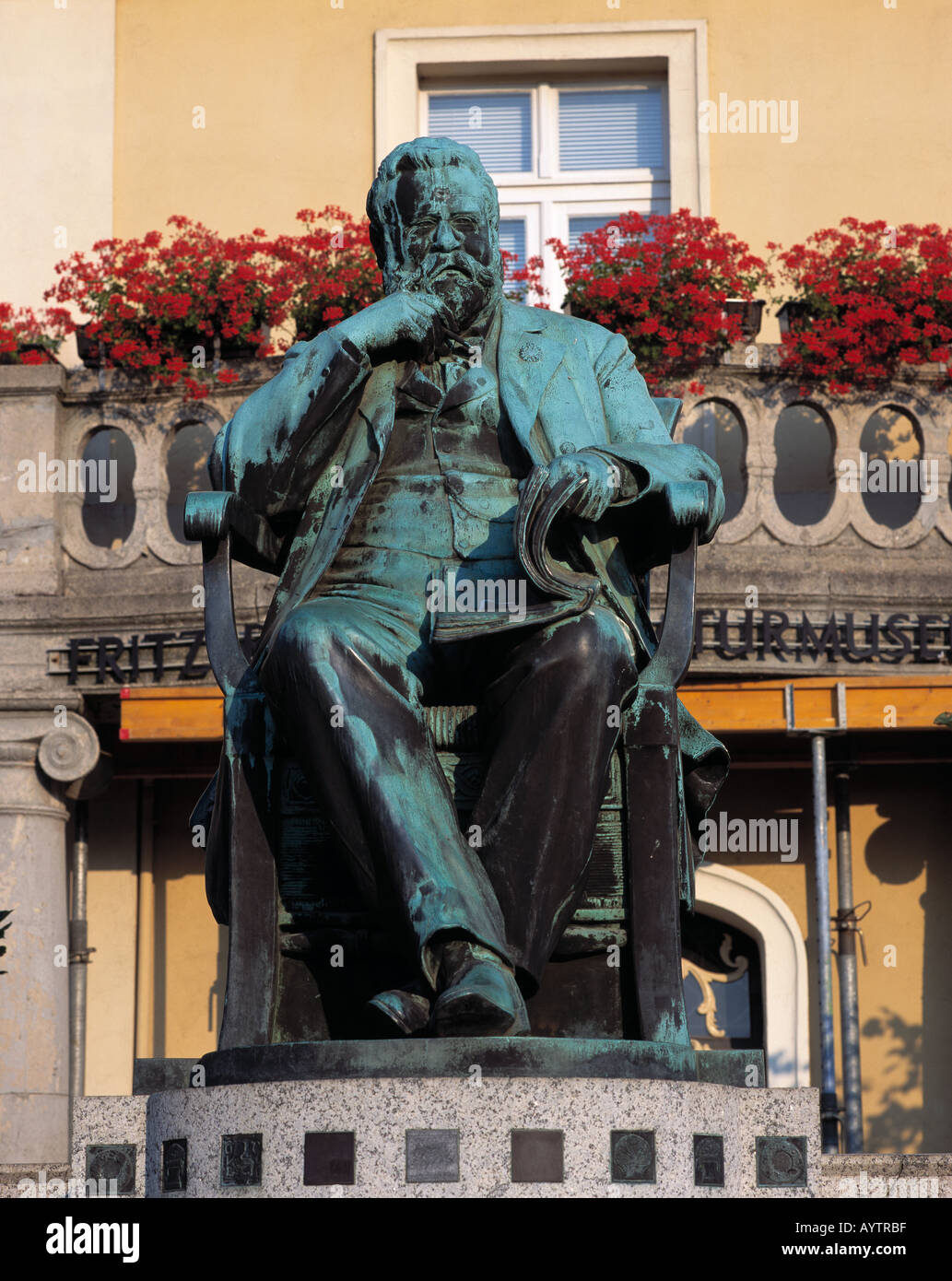 Rathaus und Literaturmuseum, Denkmal an Fritz Reuter, Reuterstadt