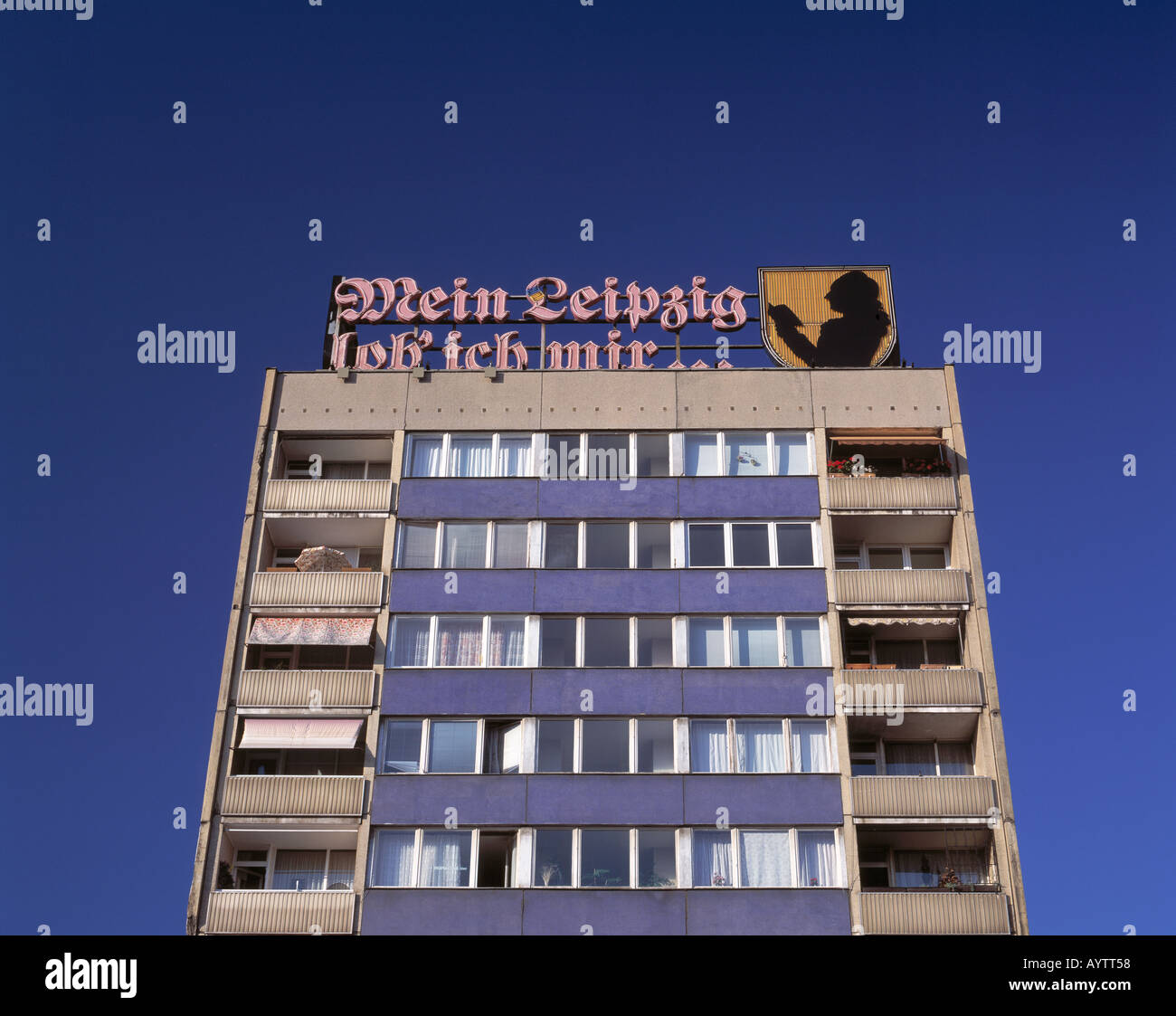 Goethe-Zitat "Mein Leipzig lob ich mir" als Neonreklame auf einem Mehrfamilienwohnhaus in Leipzig, Sachsen Stock Photo