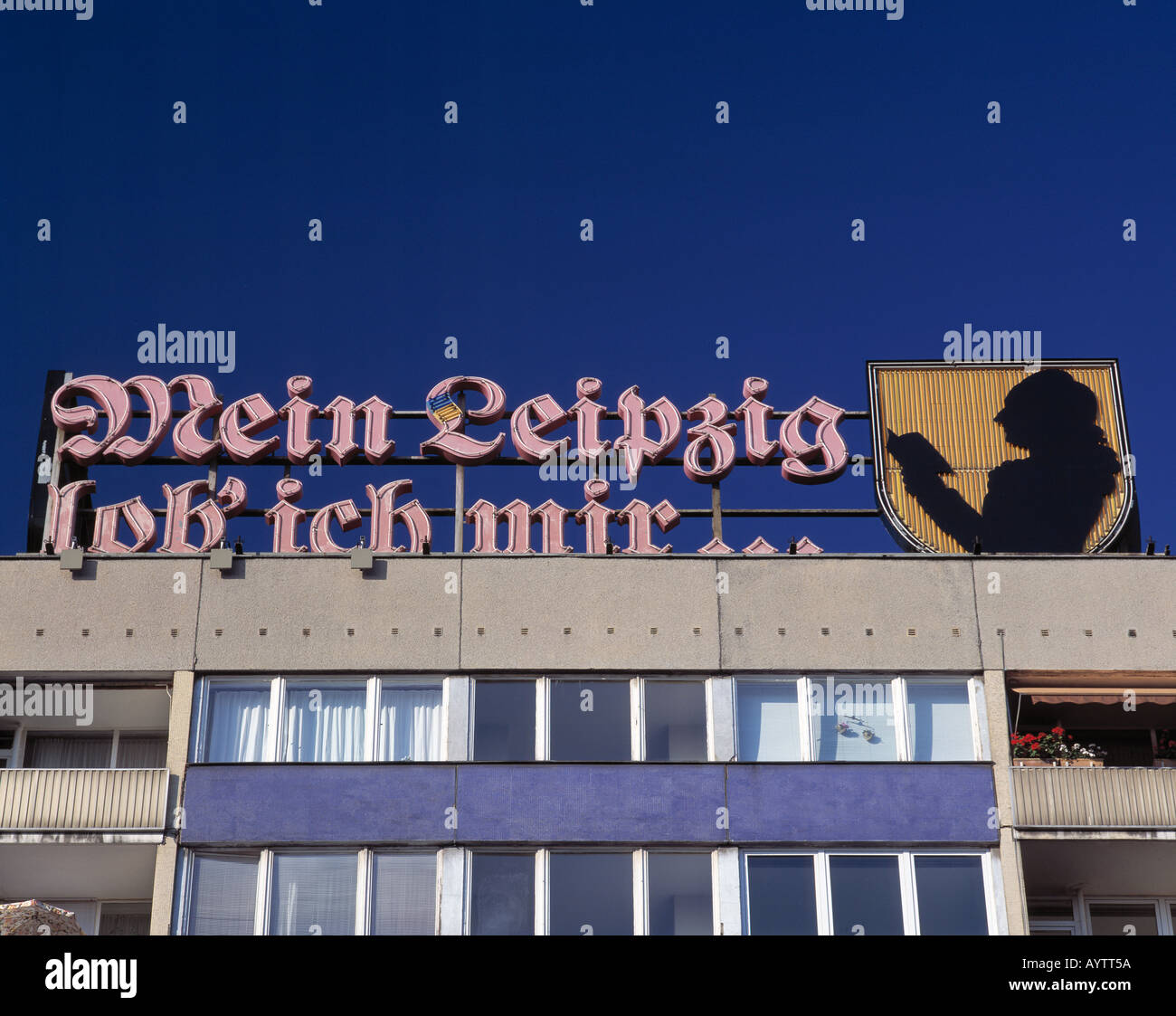 Goethe Zitat Mein Leipzig lob ich mir als Neonreklame auf einem Mehrfamilienwohnhaus in