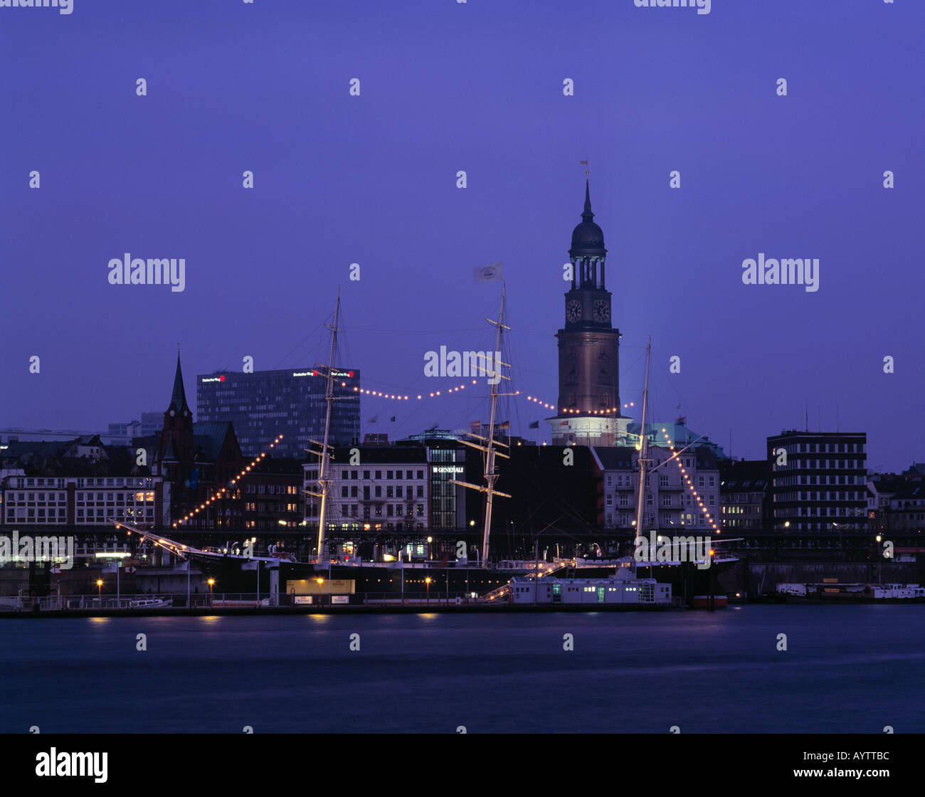 Partie an den Landungsbruecken mit Museumsschiff und Hamburger Michel bei Nacht, Hamburg-St. Pauli, Elbe Stock Photo