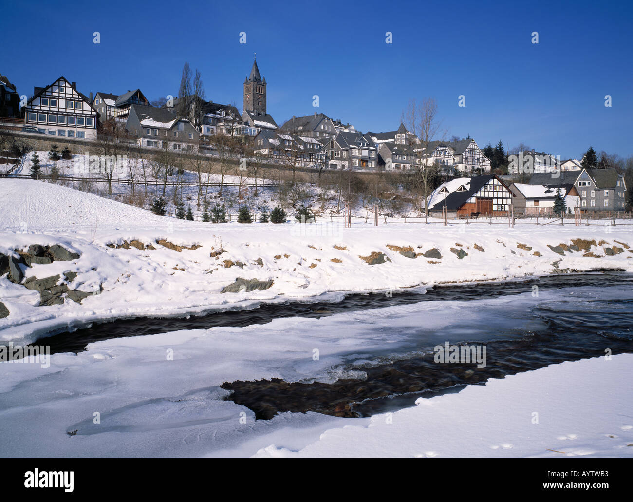winterliches Stadtpanorama mit Lenne im Vordergrund, Schmallenberg, Naturpark Rothaargebirge, Sauerland, Nordrhein-Westfalen Stock Photo