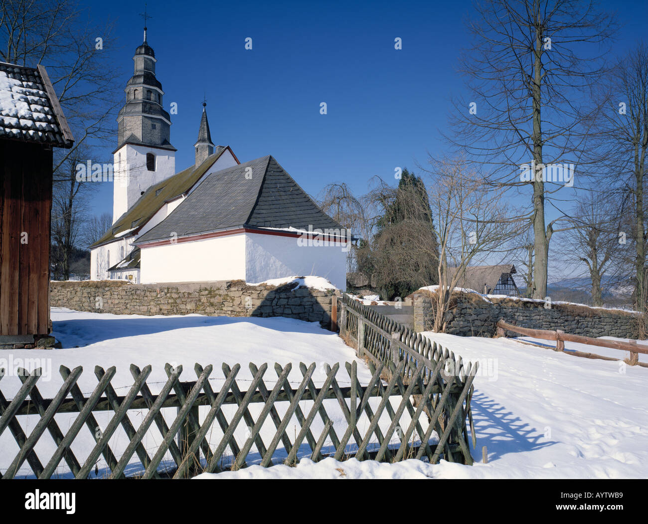 Kirche von Wormbach im Schnee, Schmallenberg-Wormbach, Naturpark Rothaargebirge, Sauerland, Nordrhein-Westfalen Stock Photo