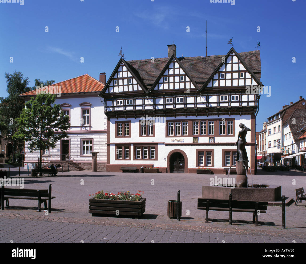 Marktplatz mit Fachwerkrathaus und Marktbrunnen in Blomberg, Lippisches Bergland, Weserbergland, Nordrhein-Westfalen Stock Photo