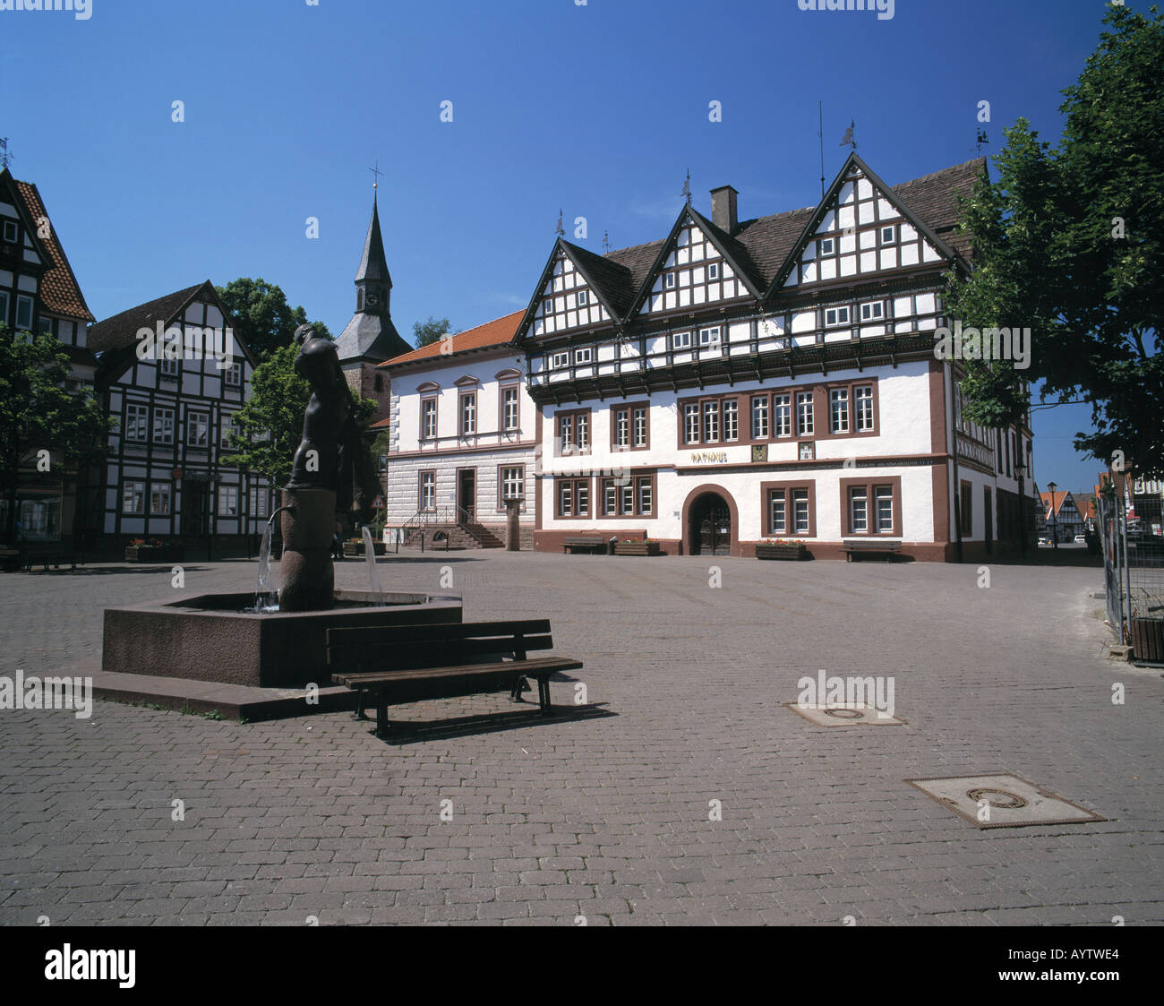 Marktplatz, Kirche Sankt Martin, Fachwerkrathaus und Marktbrunnen in Blomberg, Lippisches Bergland, Weserbergland, Nordrhein-Westfalen Stock Photo