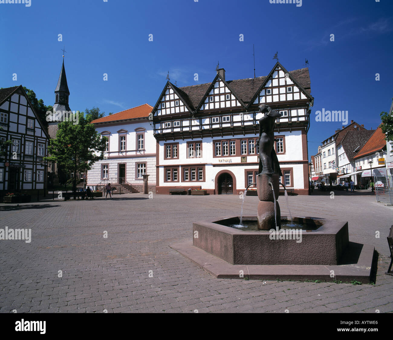 Marktplatz, Kirche Sankt Martin, Fachwerkrathaus und Marktbrunnen in Blomberg, Lippisches Bergland, Weserbergland, Nordrhein-Westfalen Stock Photo