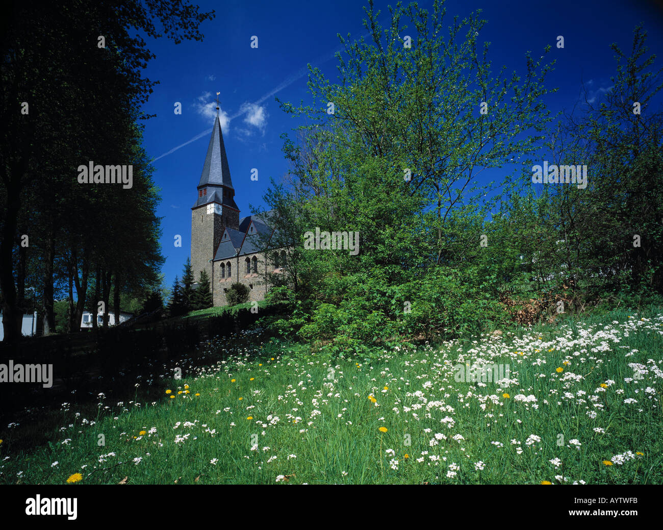 Kirche auf einer Anhoehe, Fruehlingswiese, katholische Kirche in Reichshof-Denklingen, Naturpark Bergisches Land, Nordrhein-Westfalen Stock Photo