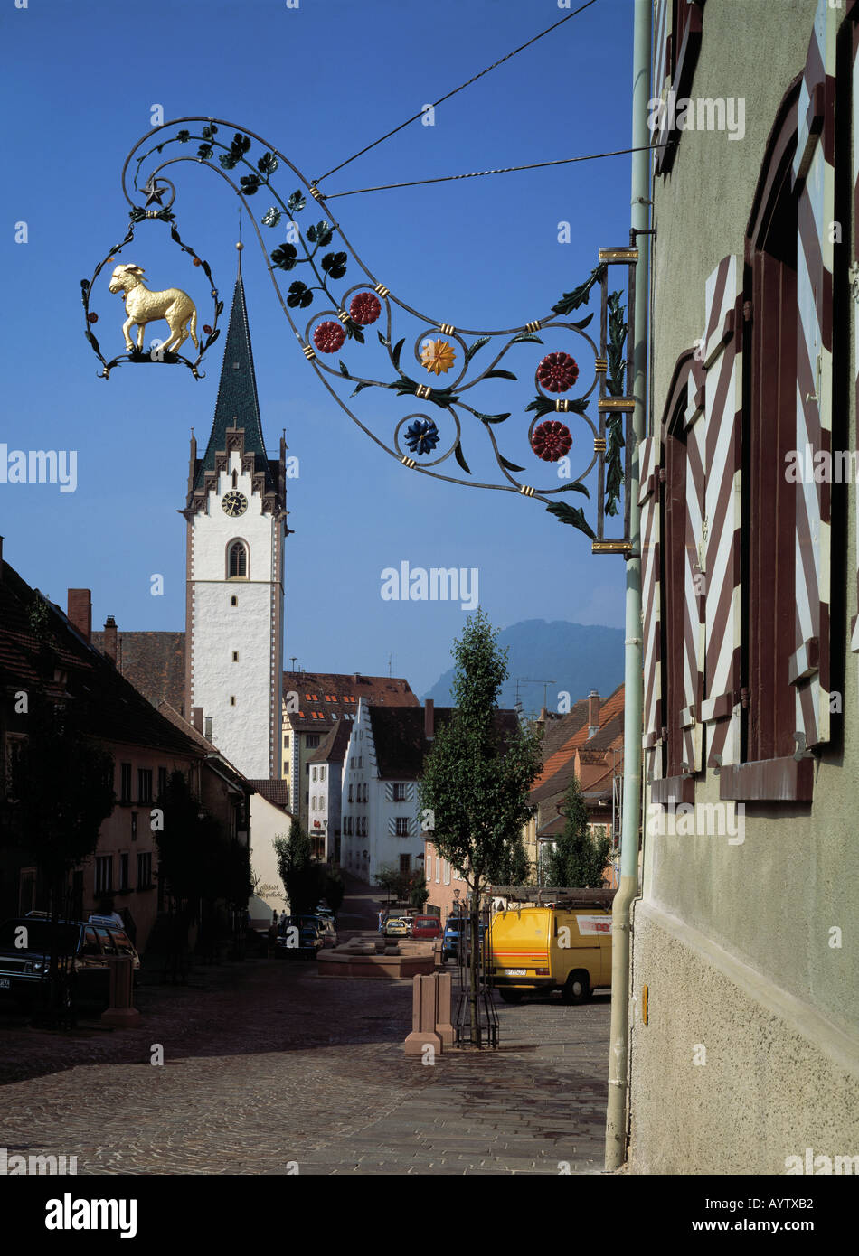 Altstadtansicht mit Pfarrkirche, Ausleger 'Wirtshaus Goldenes Lamm', Engen, Hegau, Bodensee, Baden-Wuerttemberg Stock Photo