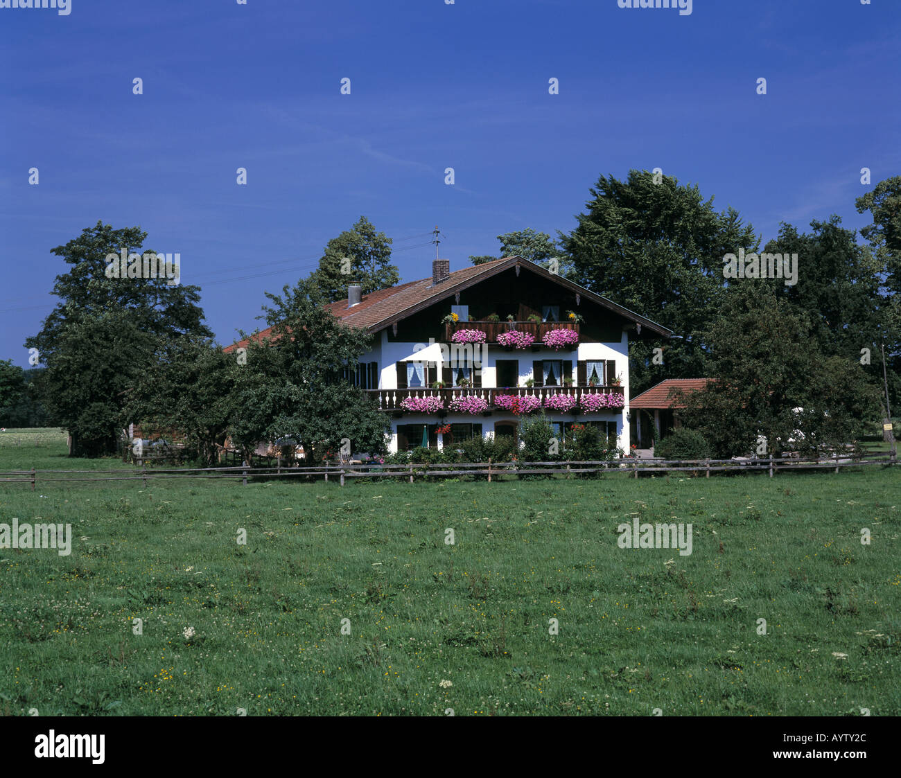 Einfamilienhaus, Balkone mit Geranien, Miesbach, Alpenvorland, Oberbayern Stock Photo