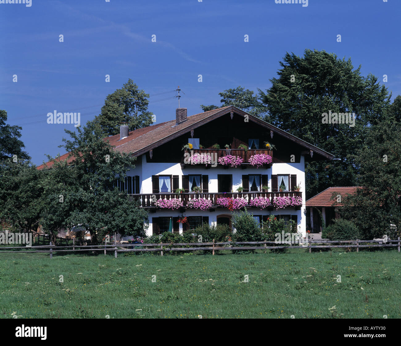 Einfamilienhaus, Balkone mit Geranien, Miesbach, Alpenvorland, Oberbayern Stock Photo