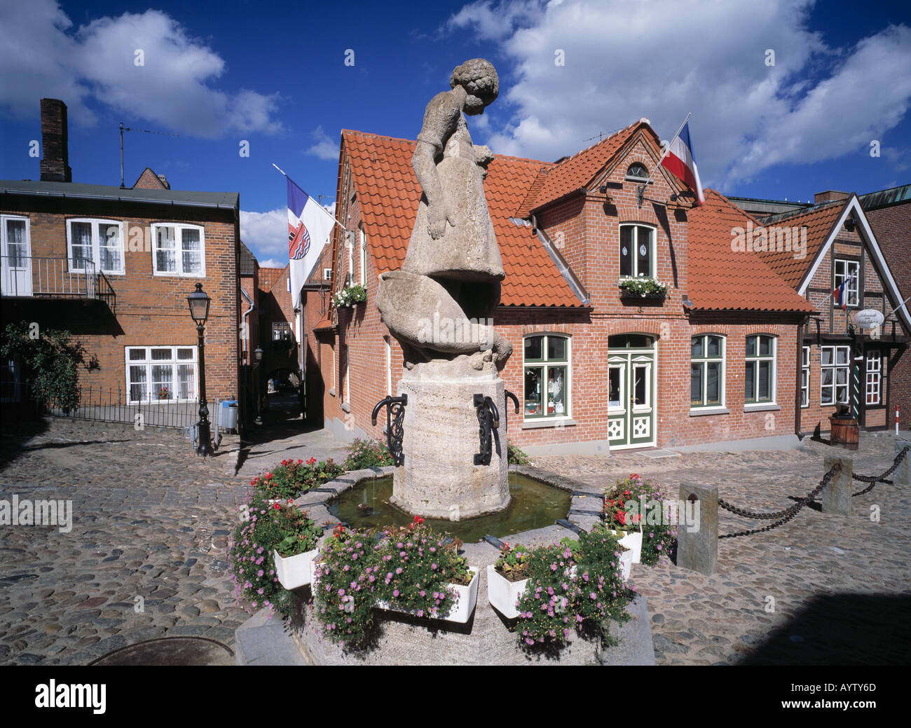 Altstadtansicht mit Buergerhaeusern, Gaenselieselbrunnen, Brunnenfigur, Ploen, Naturpark Holsteinische Schweiz, Schleswig-Holstein Stock Photo